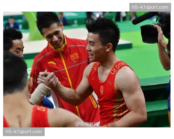 特写:赛后混合采访区,失落的莱万多夫斯基与安慰他的布斯克茨