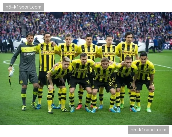 特写：胡梅尔斯与罗伊斯相拥庆祝，两位老将终圆决赛梦